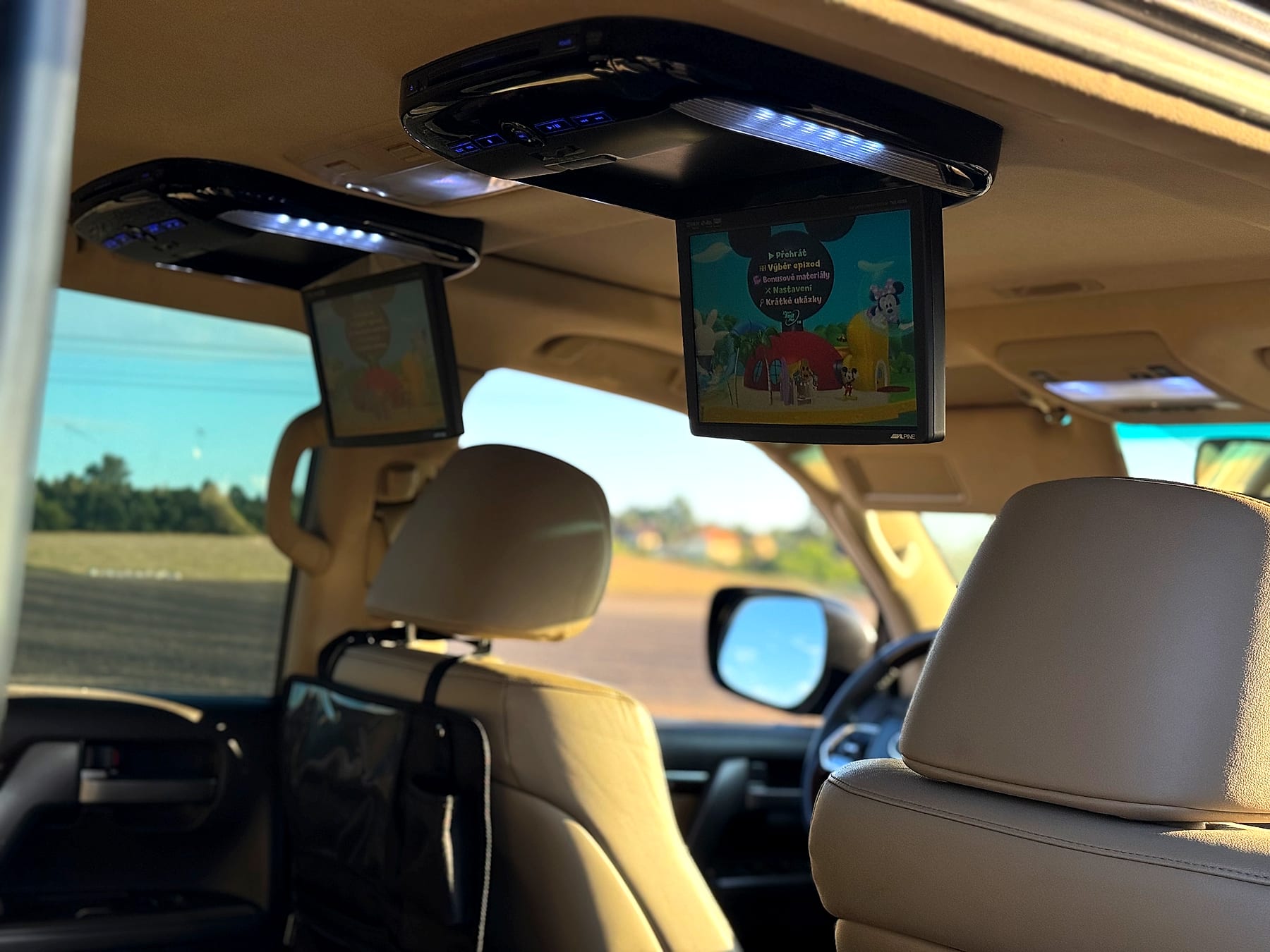 Land Cruiser obrazovky pro zadní sedadla